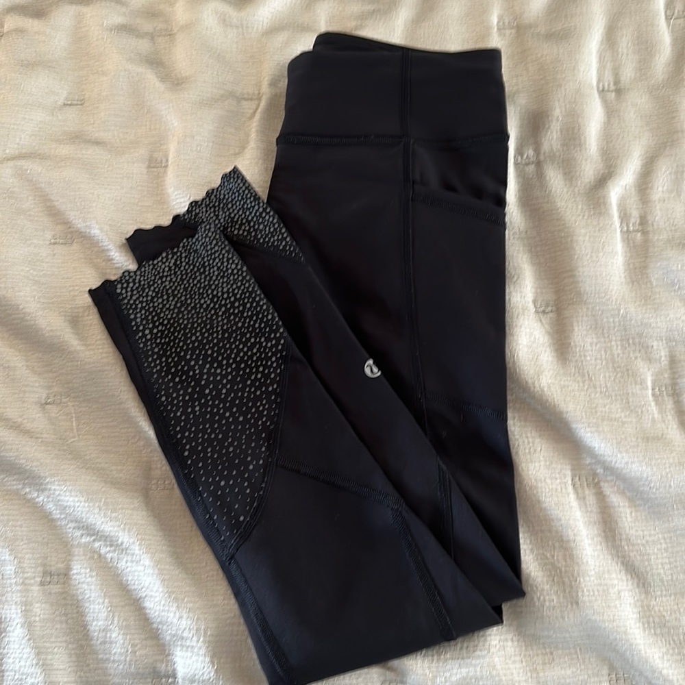 Lululemon size 6 compression scallop legging
